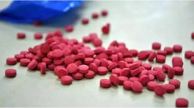 虽然从药贩子手中拿到的药丸不是白色的,可这种来历不明的粉红色药片