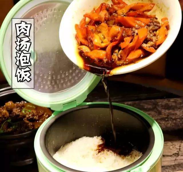 肉汤泡饭 是彭厨里的招牌菜 每去一回彭厨 肉汤泡饭都是必点的菜