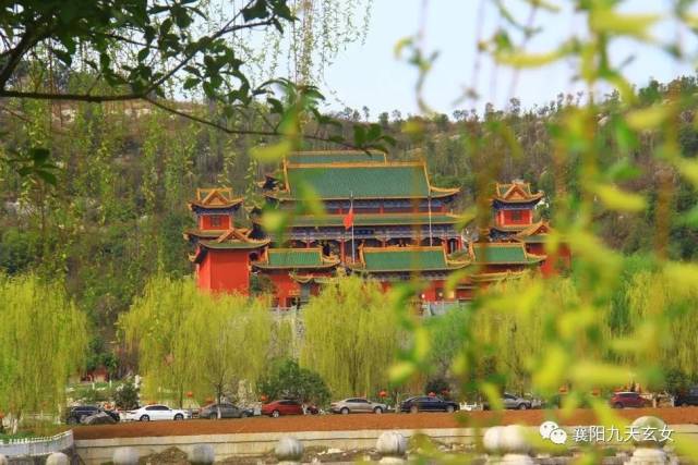 襄阳九天玄女景区位于湖北省襄阳市襄城区卧龙镇青山村,是一家集道教