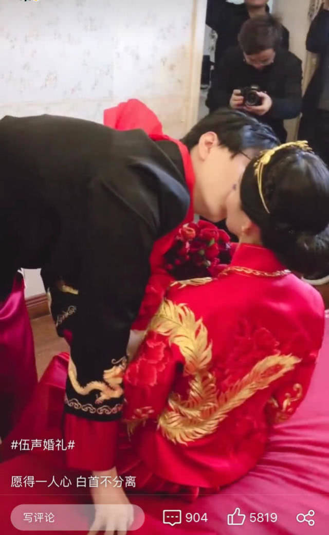 酒神是谁?王思聪竟然给他开车门,还给面子当伴