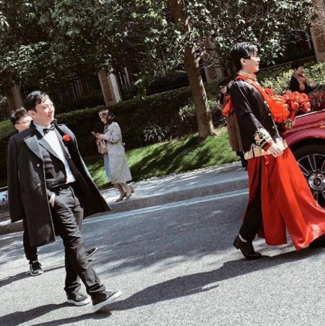 酒神跟小舞结婚了,王校长是伴郎,这个组合阵容