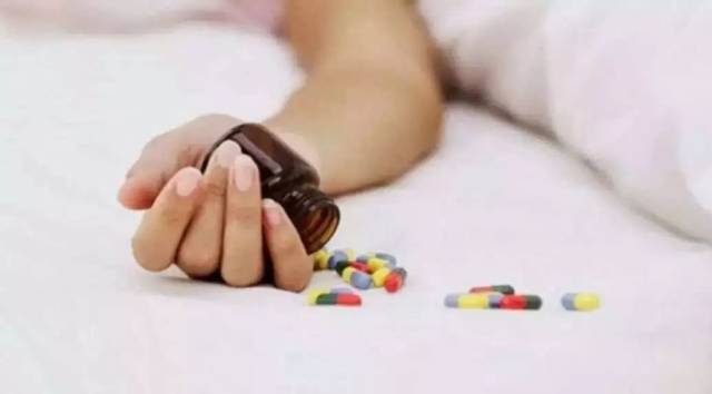 她想了很多种死法,上吊,投河,割腕,服毒等,但都感觉痛苦,血腥,有损