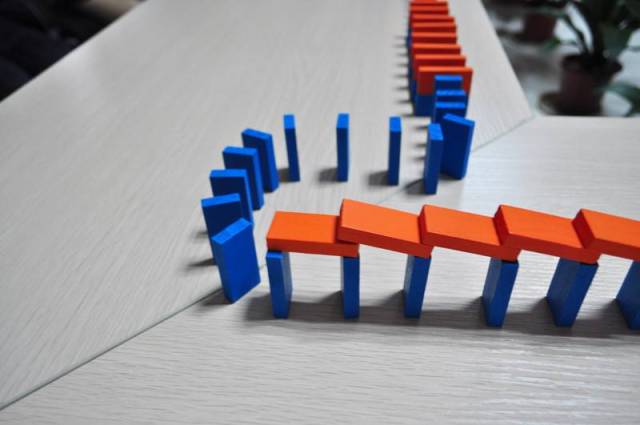 the domino effect (多米诺)骨牌效应,连锁反应