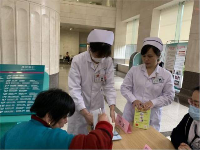 在义诊现场,周锐教授,彭红教授,罗红教授,欧阳若云副教授,石志辉副