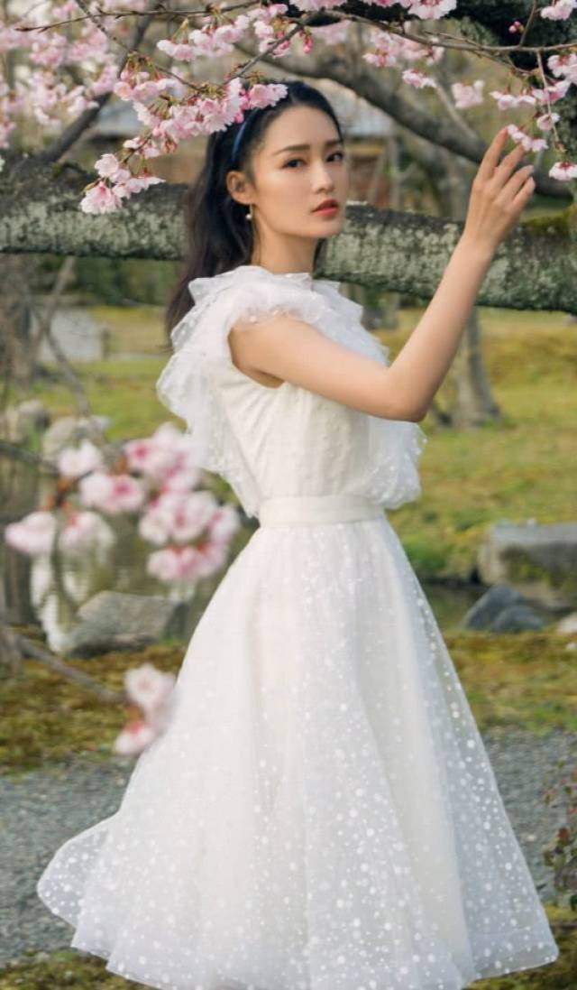 不过李沁这次穿着白裙站在樱花树下最美的并不是她的裙子,而是她脚上