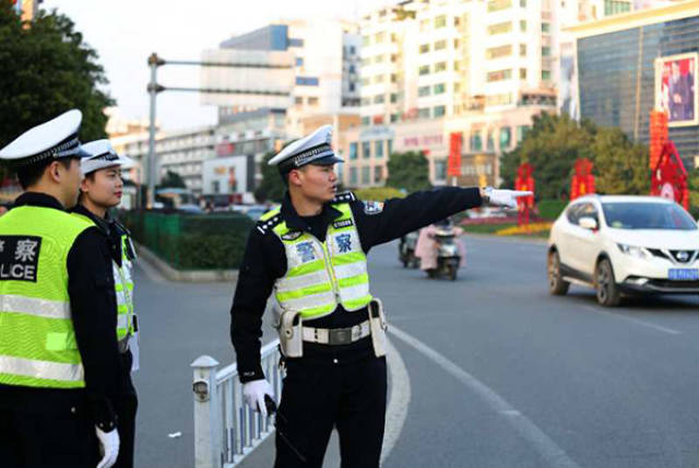 陈新忠在街头执勤.赣州章贡交警 供图