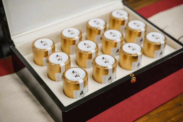 而这款包装的设计就解决了这一问题 一泡茶取用一小包或一小罐 方便