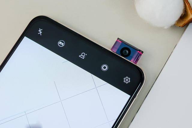 vivo x27还搭载了全新升级的透明光效升降式前置摄像头,半透明光带上