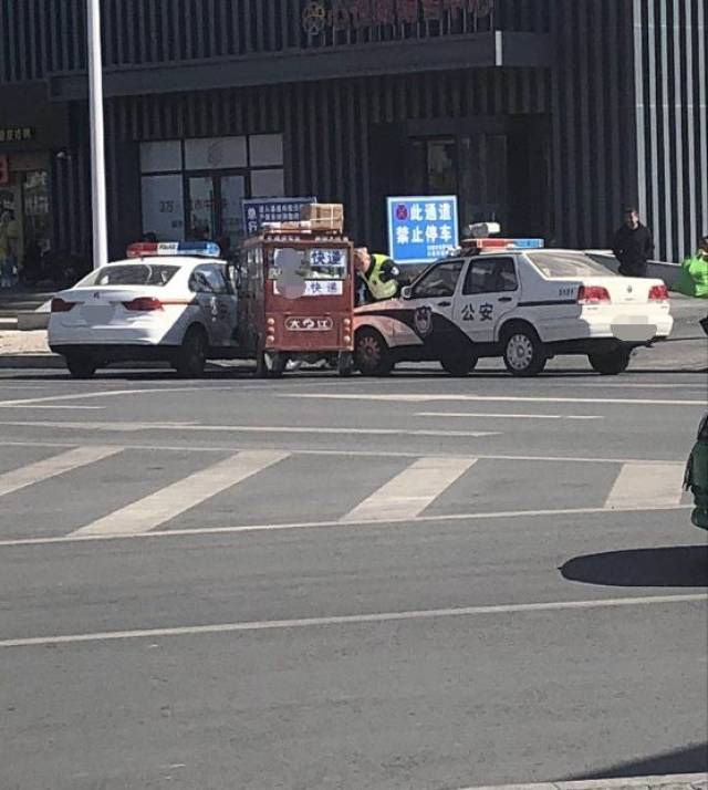 白城某路口发生车祸,伤者面部着地,现场发现血迹,被救护车送往医院