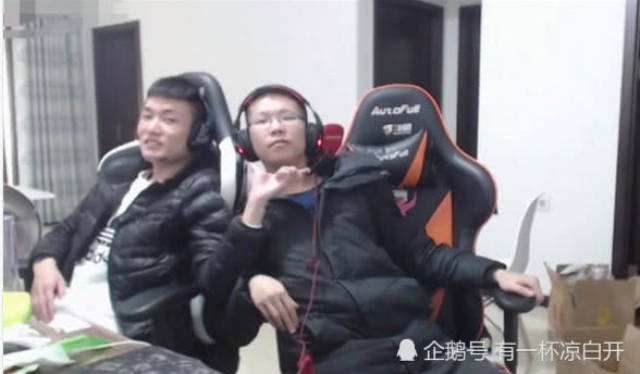 PDD重回斗鱼,在小马直播间被警告衣装暴露,后