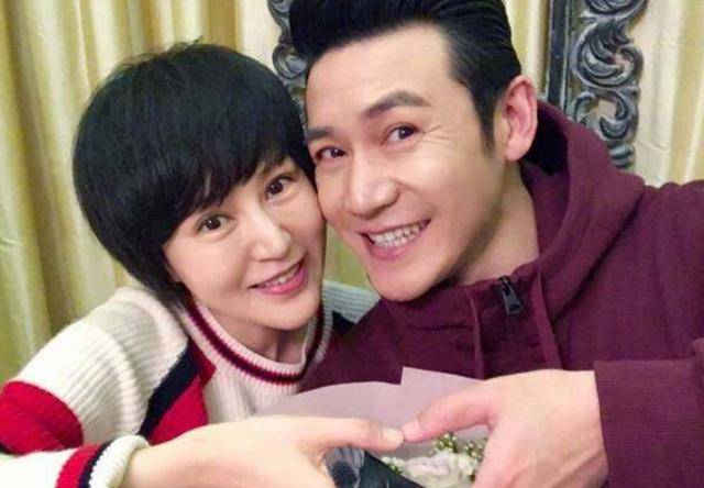 陆毅2个女儿越长越像,五官精致冰清玉洁,完美