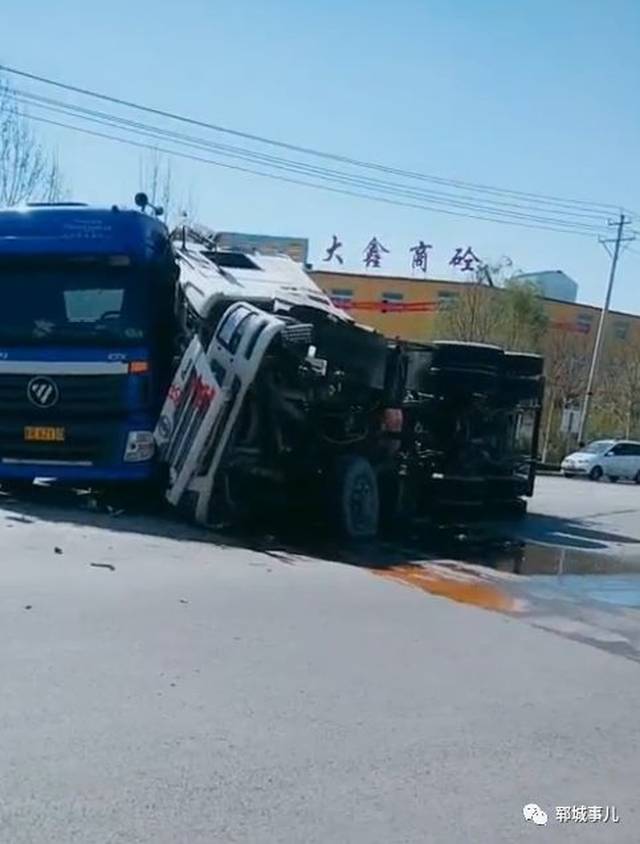 (23号)郓城聊商路丁里长至郓城城区段(郓城龙达纺织附近)发生惨烈车祸