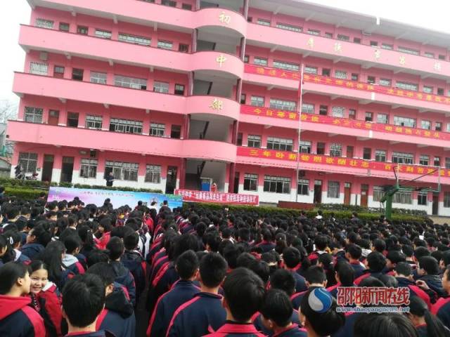 隆回县东兴中学举行"远离毒品,阳光生活"签名活动