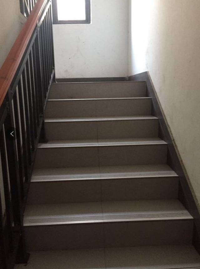 楼梯间与其他小区相比较还是存在一定差别的,楼梯上有瓷砖贴面,扶手是