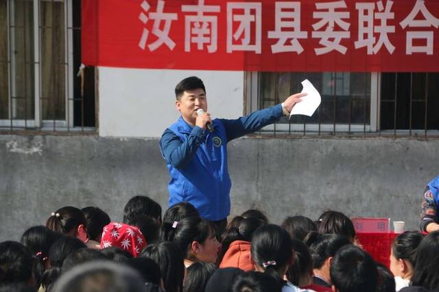 汝南团县委联合萤火虫公益协会走访帮扶特殊家庭孩子并为少年学子