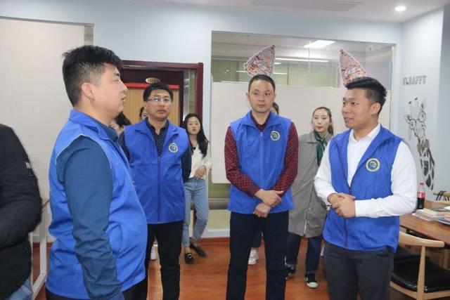 汝南团县委联合萤火虫公益协会走访帮扶特殊家庭孩子并为少年学子