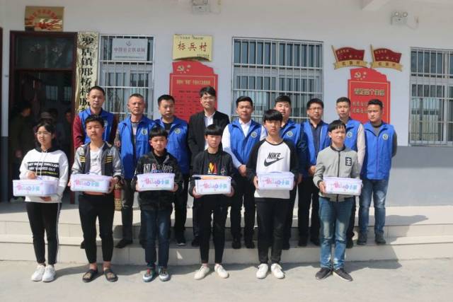 汝南团县委联合萤火虫公益协会走访帮扶特殊家庭孩子并为少年学子