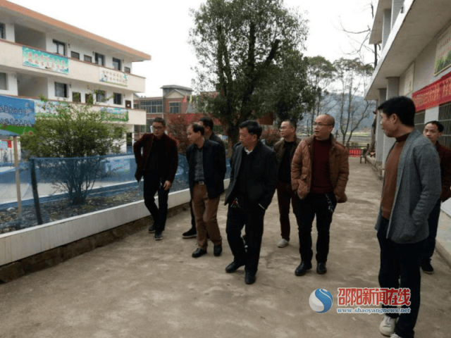 武冈市人大调研双牌镇中心小学环境卫生和校园安全工作