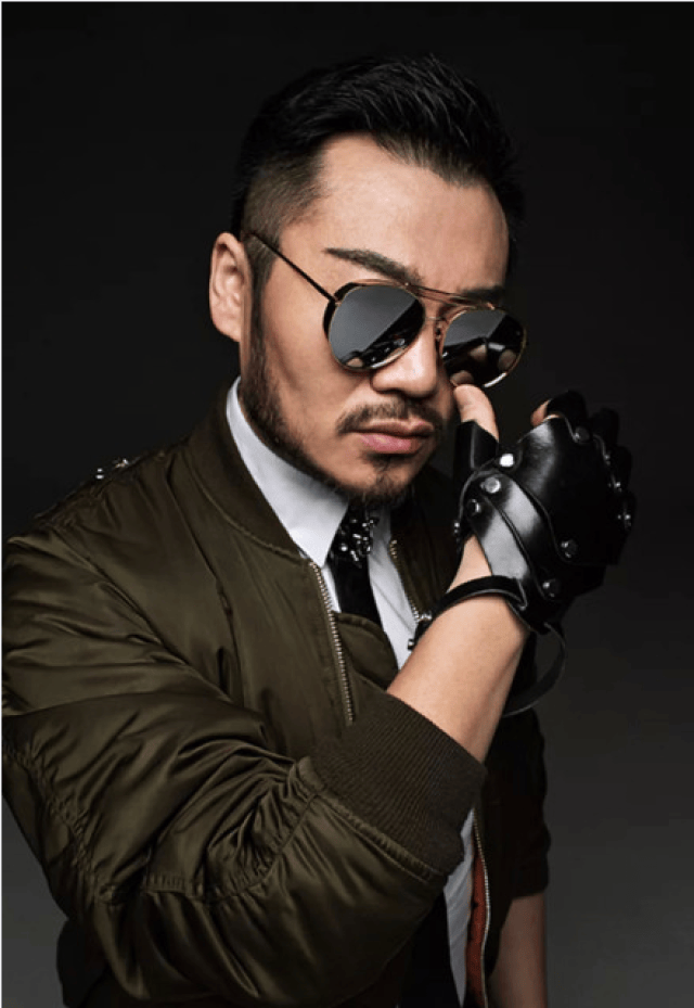 中国时装周变身鬼片现场?55岁大妈脚踩恨天高