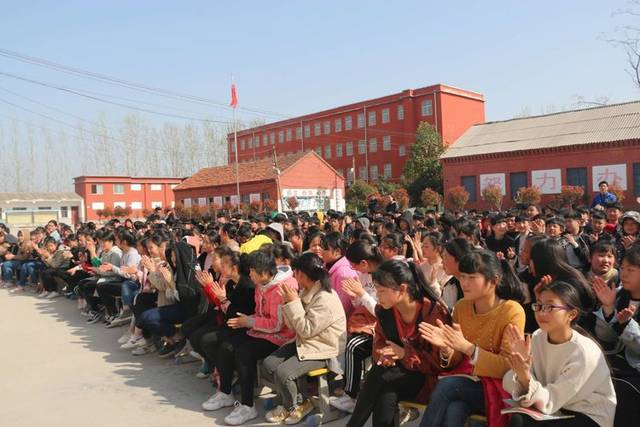 汝南团县委联合萤火虫公益协会走访帮扶特殊家庭孩子并为少年学子