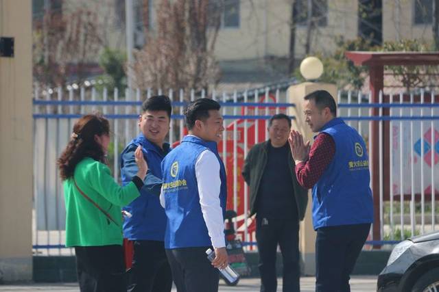 汝南团县委联合萤火虫公益协会走访帮扶特殊家庭孩子并为少年学子