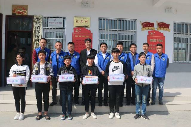 汝南团县委联合萤火虫公益协会走访帮扶特殊家庭孩子并为少年学子