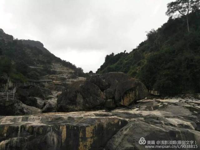 闽侯县竹岐乡半岭村的一处旅游景点,一条沿溪栈道伴着