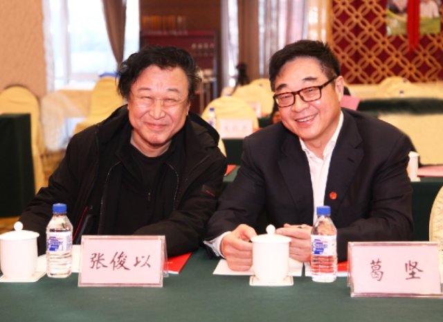 照片说明:葛坚主席和著名词作家张俊以
