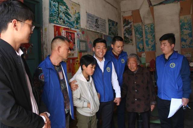 汝南团县委联合萤火虫公益协会走访帮扶特殊家庭孩子并为少年学子