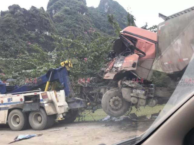 马山民族隧道附近发生车祸,现场触目惊心!