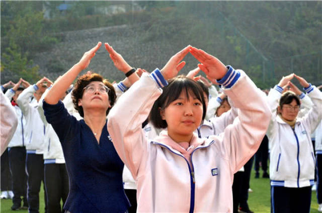 成都三中:千人手语操《国家》震撼上演!