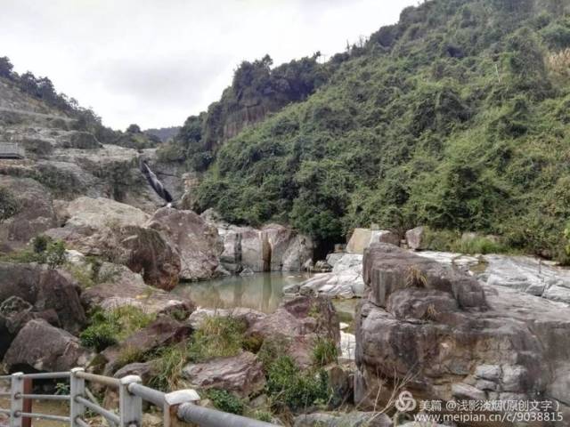 闽侯县竹岐乡半岭村的一处旅游景点,一条沿溪栈道伴着