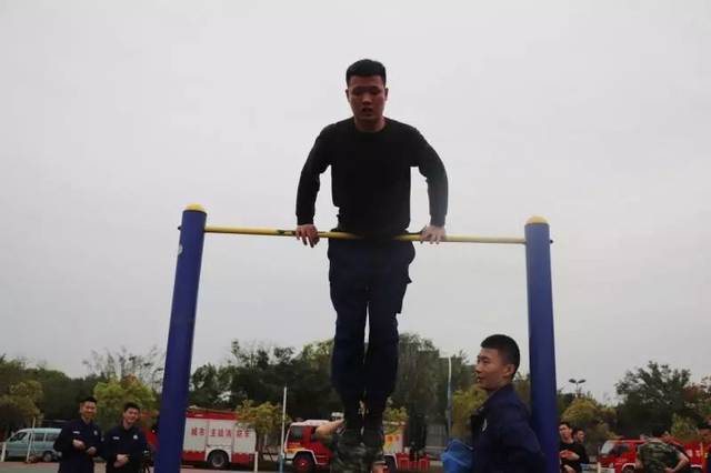 以体能为主,内容涵盖背负空气呼吸器5000米跑,爬绳上四楼,单杠卷腹上