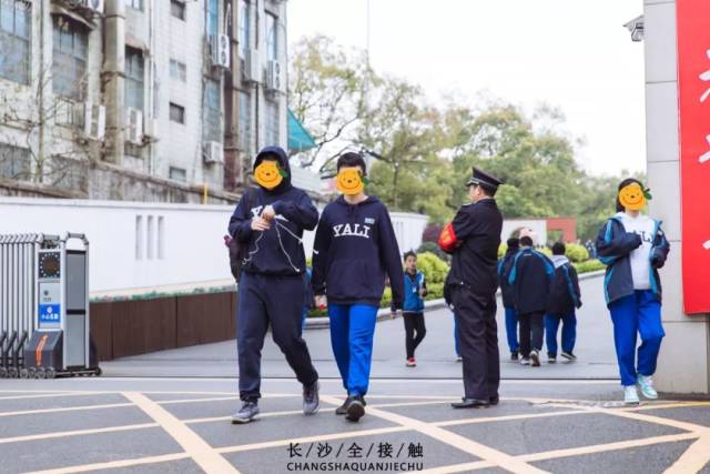 传闻长郡中学拥有有 十多种校服,最经典的当数