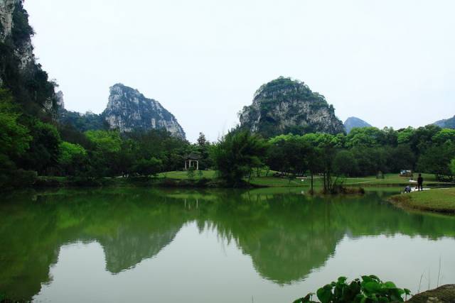环抱大龙潭风景区,自成屏障,卧虎山,美女峰,孔雀山等二十四峰形态各异