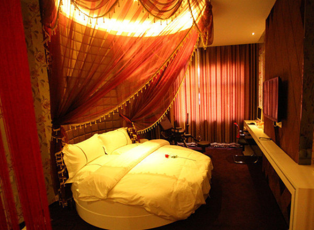 情侣酒店的水床,里面到底是什么?看看保洁阿