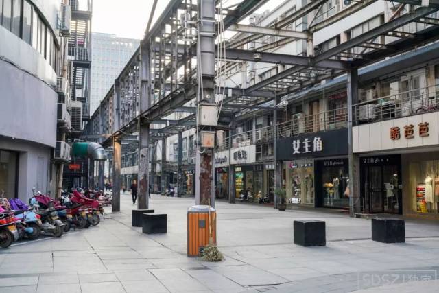 最近深度君发现,石路商圈,尤其是女人街,已经大变样啦~ 地面整洁