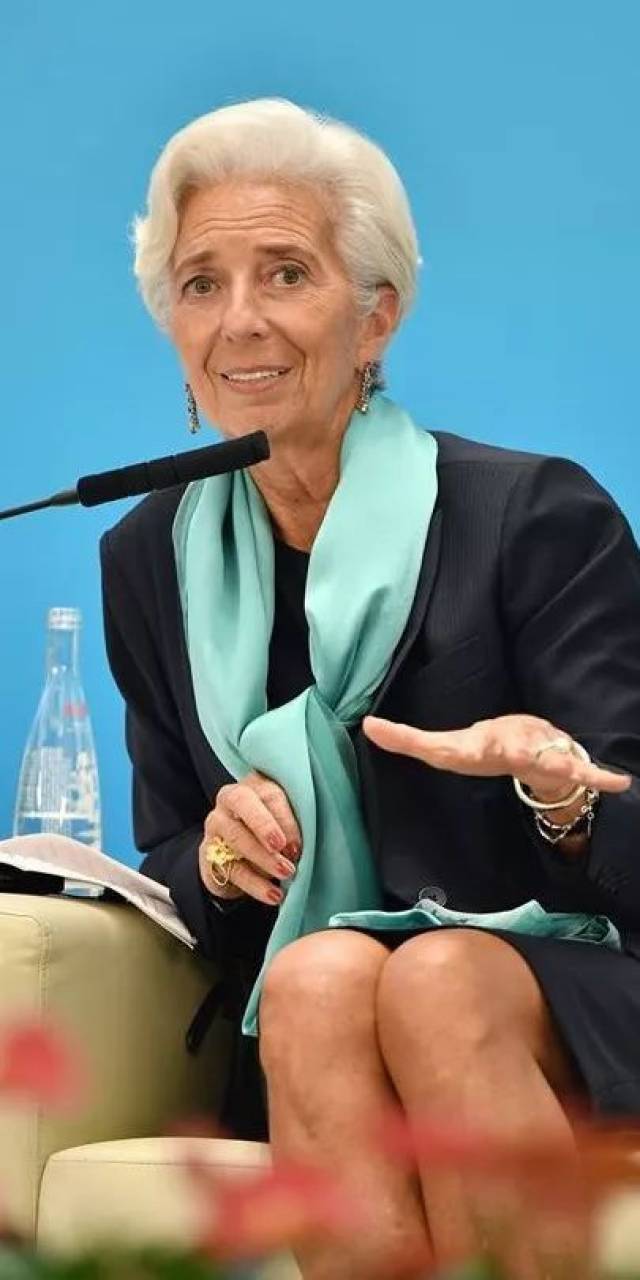 职场搭配攻略丨西装与丝巾的邂逅,不论怎么配