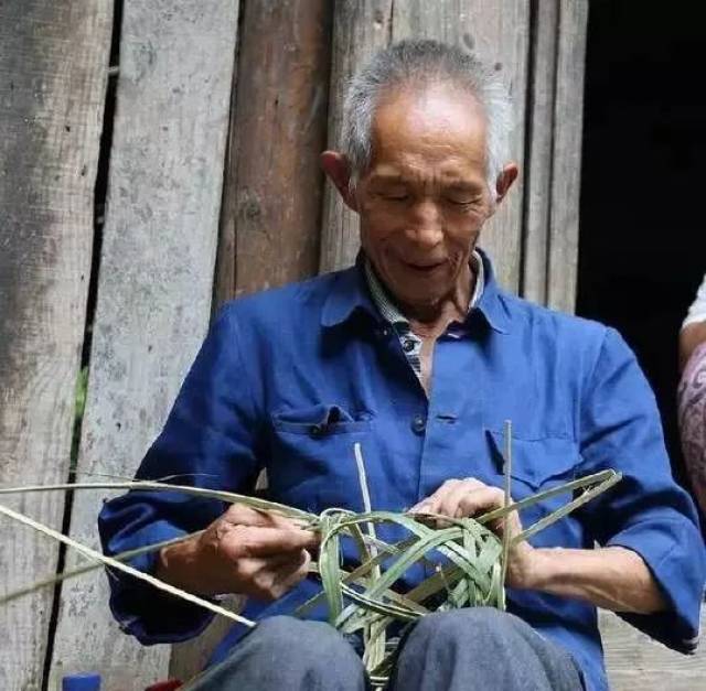 牛嘴笼与犁耙.管束牛嘴不乱啃农作物和耕耘田地的农具