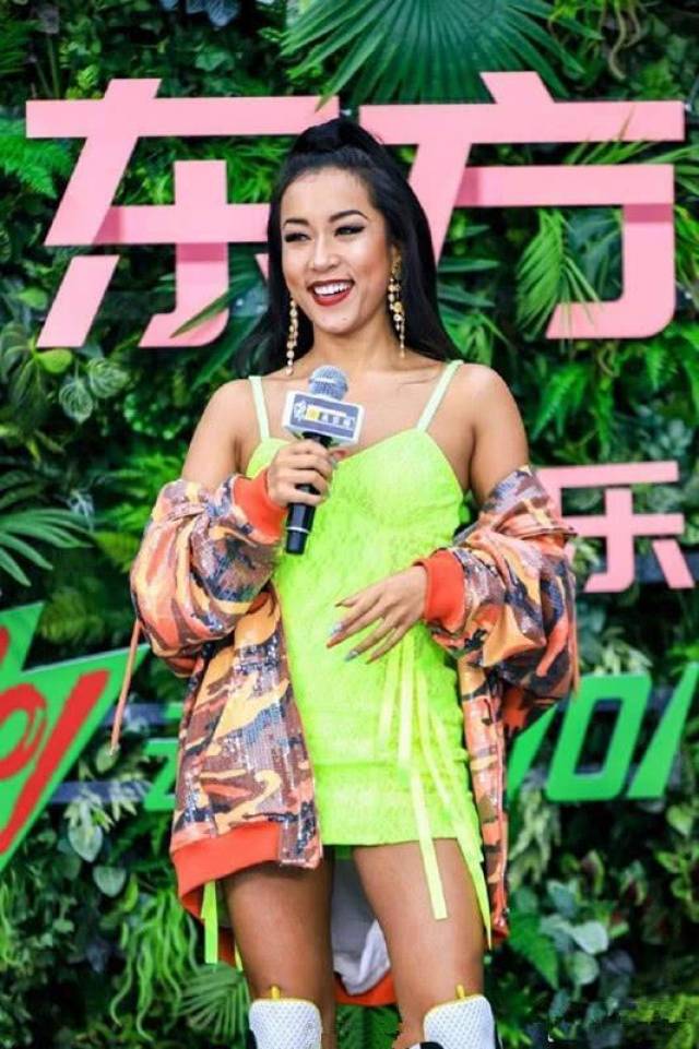 吉克隽逸与现代人们眼中传统肤白貌美的美女不同,在满是白美人的娱乐