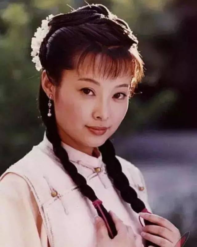 袁立刚三婚又被骂惨了,她是怎么把一手好牌打烂的?