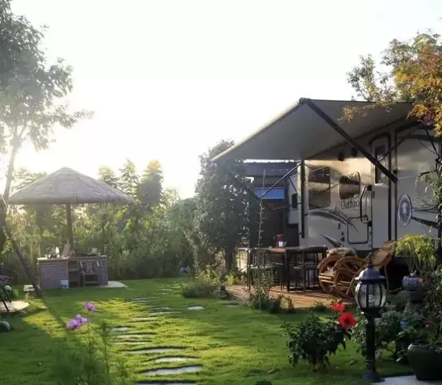 植物,篱笆或者是围栏将房车与外界隔离开来,形成一个非常别致的私人