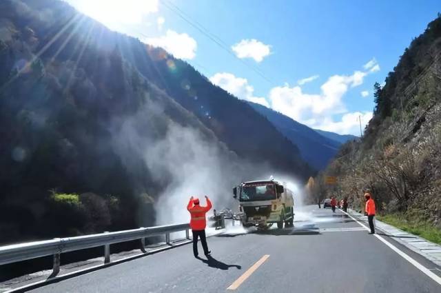 国道上的四川公路人