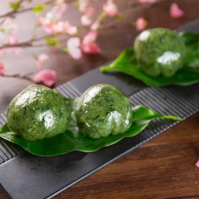 的青团在包装上古色古香 一颗颗绿色的小球,隐隐还有艾草纤维的痕迹