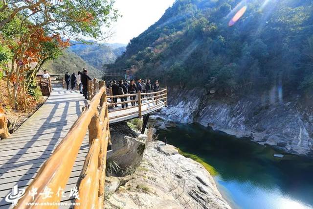 在大别山深处,安徽省金寨县燕子河镇,有一个aaaa级旅游景区,燕子河大