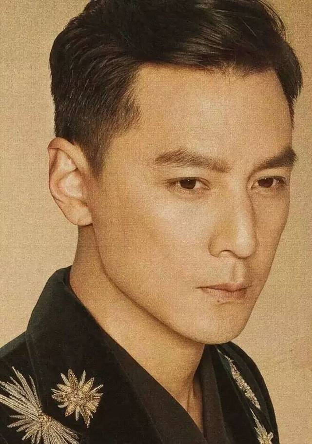 敢情苏大强年轻个二三十岁 再植个发 毕竟前段时间 吴彦祖参加活动