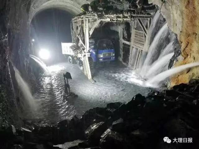 中国最难隧道大柱山隧道让500余名建设者经历了突泥涌水,岩爆