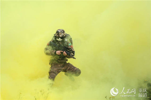 近日,武警重庆总队2019年一季度魔鬼周极限训练在暴雨中拉开战幕,来自