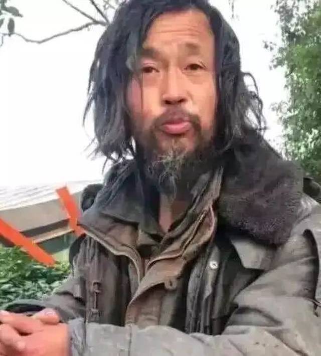 看看衣衫褴褛而满脸从容淡定的沈巍