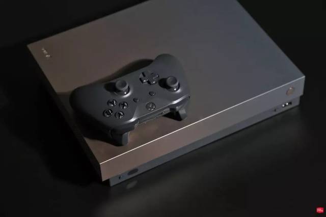 黑金搭配的 xbox one x,这才是「低调有内涵」的游戏机